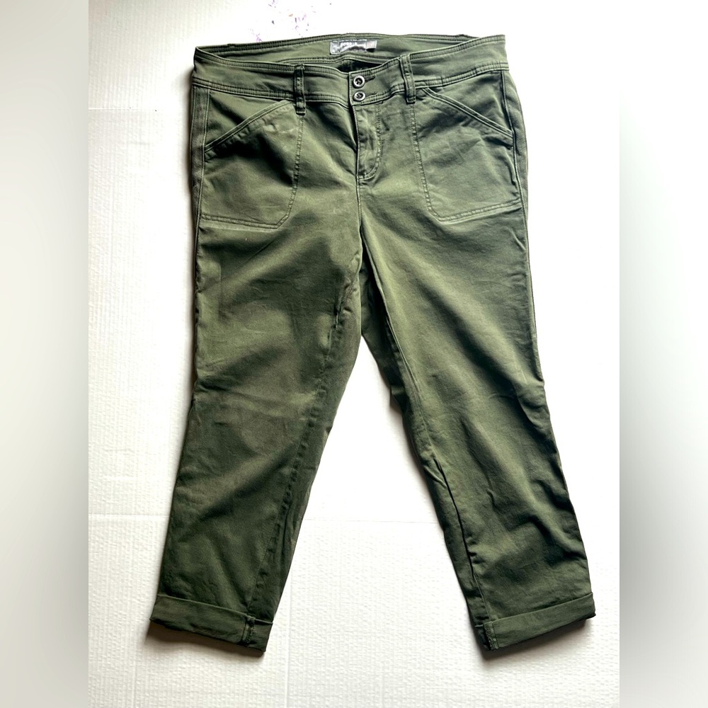 Torrid, Size 16, Crop Aviator Stretch Twill Mid-Rise Pant. Olive green